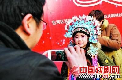 6岁女童吕弈凡跟电脑学豫剧成明星 苦录拜师