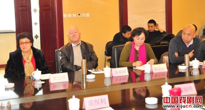 张宝英老师鼓励张晓红、刘艳丽及其他年轻演员