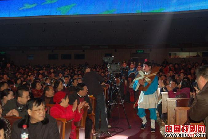 河南省曲剧团团长孟祥礼反串曲剧《卷席筒》起解一折