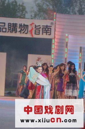 极具中国特色的中国红与京剧的演出令人耳目一新