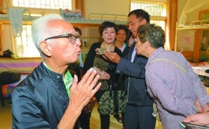 尹树春大师的两子一女到兰州寻访尹树春的旧居