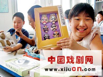 通过学唱京剧、学画京剧脸谱培养孩子们对国粹京剧的兴趣（图）