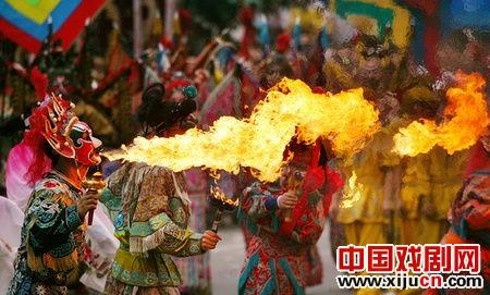 翠屏山业余川剧团的老戏迷们也疯狂