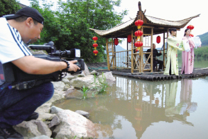 中央电视台《乡土》栏目拍摄施家岙村的越剧文化旅游特色