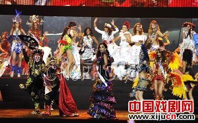 川剧变脸和吐火亮相第51届国际小姐总决赛