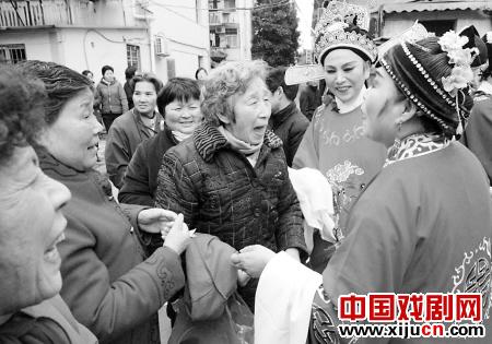 &ldquo;乐缘戏剧角&rdquo;的越剧票友到社区演出