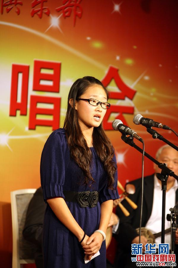 12月11日，外交部京剧协会、新闻界京剧俱乐部迎新年联谊演唱会在京举行。这是著名京胡演奏家李门（右）在联谊会上演奏京胡乐曲《喜盈门》。新华社记者李鹏摄