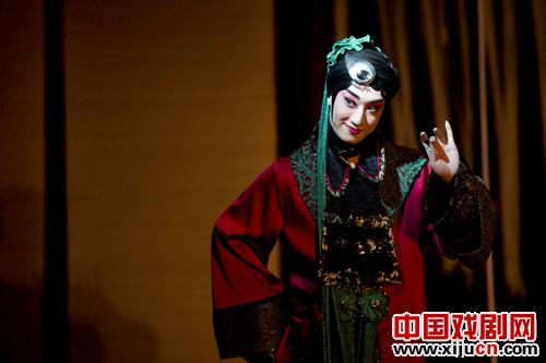 实验独角京剧《曹七巧》12月15日在正乙祠古戏楼演出，为观众带来一场独特的全新体验