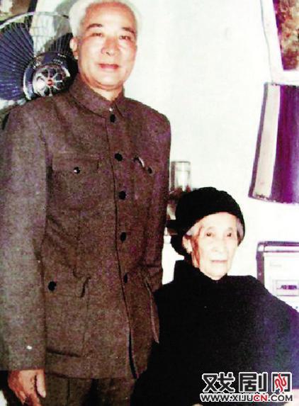 宋保罗与母亲宋凤云合影照