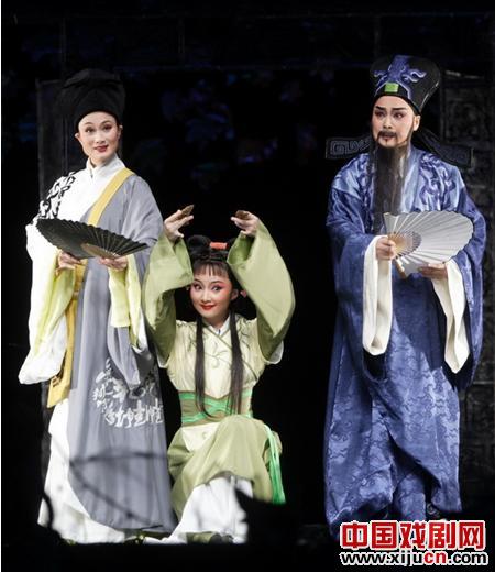 茅威涛和越剧新秀徐叶娜主演的新版越剧《梁山伯与祝英台》演出掌声热烈