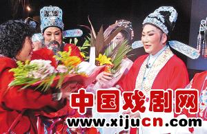 年轻白领爱上越剧