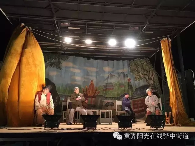 评剧进社区  居民赞模范