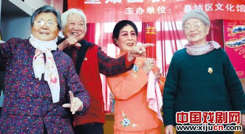 评剧演员手把手地教福利院老人们走台步和一些基本的评剧手势