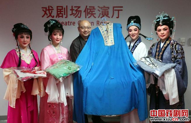浙江小百花越剧团在北京向&ldquo;爱心衣橱&rdquo;捐赠四件主演戏服进行拍卖