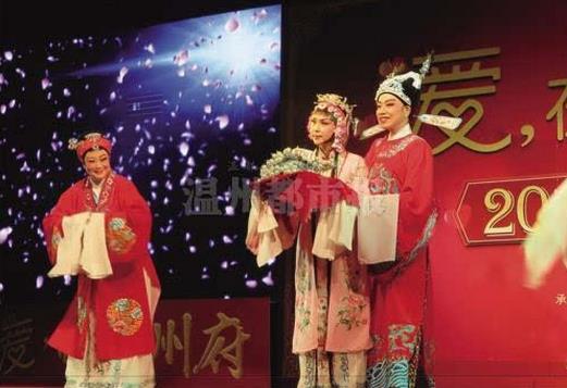 俞丽华在本报承办的九九金秋晚会上表演越剧《碧玉簪》选段