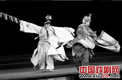 中国戏曲学院豫剧表演班全体学生演出的青春版豫剧《穆桂英挂帅》老戏迷看哭