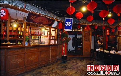 另类夜生活，瞬间万变的川剧