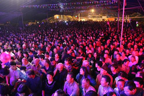 细雨飘零风簌簌 余杭小百花路桥演出观众爆棚