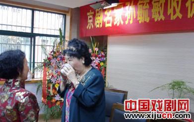 孙毓敏收68岁的票友为徒