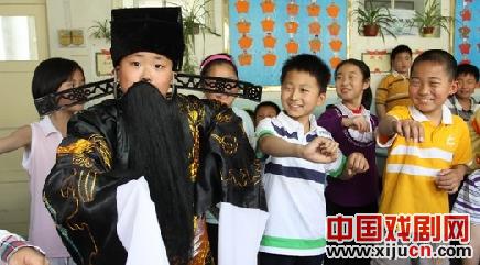 十岁的孟德民获得了中央电视台戏曲频道《过把瘾》栏目&ldquo;盛世裘韵裘迷大会&rdquo;优秀表演奖