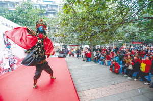 戏迷扎场子：明年再来演