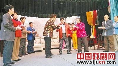 豫剧《春满太行》吸引了数百名村民前来观看