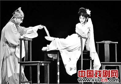 全新创作的小剧场京剧《惜&middot;姣》王梦婷展示的繁难跷功，小生张琎对戏的缠绵