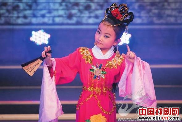 德州市首届少儿春晚上的两个&ldquo;小贵妃&rdquo;博得满堂彩
