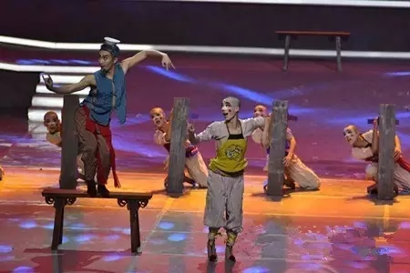 舞蹈《滚灯》述说川剧记忆 &ldquo;小鲜肉&rdquo;为网络春晚调味增鲜