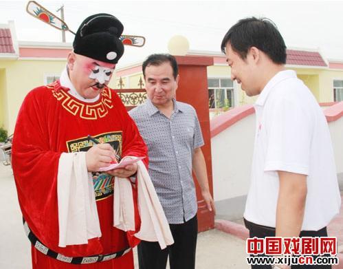 河南省鹤壁市豫剧团远赴千里下基层慰问演出