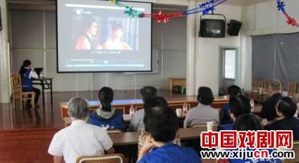 盲人用耳朵感受越剧《何文秀》