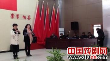 村里20多位越剧爱好者共同成立应芳越剧团