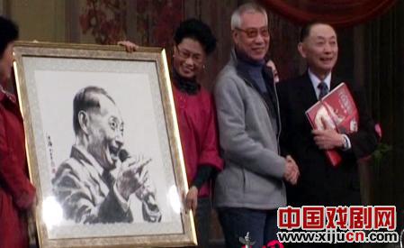 梅葆玖,吴汝俊参加天津首届京剧票友节，著名戏曲人物画家刘洪麟赠送巨幅京剧人物画作