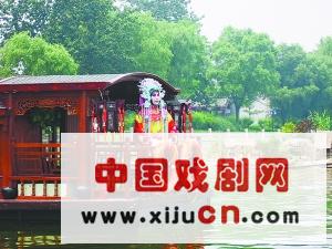 古香古色的游船与京剧的完美结合，让人过目难忘（图）