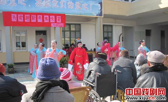 社区请来戏剧演出班子，为居民举行越剧演出