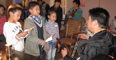 30名少儿表演京剧大合唱《穷人的孩子早当家》