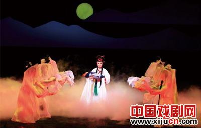 重庆市川剧院古装剧《灰阑记》德国演出演员共谢幕五次