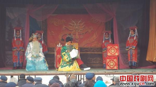 观看豫剧《五凤岭》