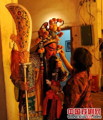 李春仁夫人在转场间隙为老人擦汗。