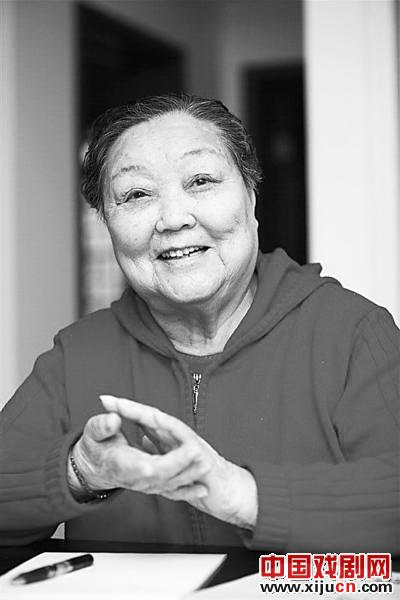 马金凤,1922年生于山东曹县,著名豫剧表演艺术家。河北梆子传统剧目《老东征》经马金凤与剧作家宋词合作改编为后来的豫剧《穆桂英挂帅》,轰动全国。马金凤本人也因演出此剧,被梅兰芳收为弟子。她的唱腔结构严谨,技巧娴熟,表演刚健豪爽,创造了“帅旦”这个新的行当,成功塑造了经典的穆桂英艺术形象。 马金凤,1922年生于山东曹县,著名豫剧表演艺术家。河北梆子传统剧目《老东征》经马金凤与剧作家宋词合作改编为后来的豫剧《穆桂英挂帅》,轰动全国。马金凤本人也因演出此剧,被梅兰芳收为弟子。她的唱腔结构严谨,技巧娴熟,表演刚健豪爽,创造了“帅旦”这个新的行当,成功塑造了经典的穆桂英艺术形象。