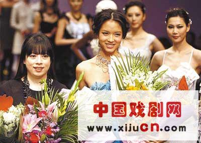 《世界跟着我走》京剧开场，世界小姐率组合录奥运歌曲（图）