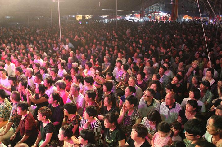 余杭小百花大溪演出 观众爆棚