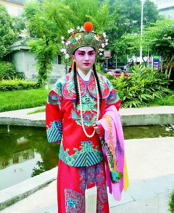 &ldquo;80后&rdquo;川剧票友吕霖 手工制作川剧服饰