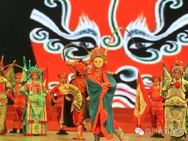 四川文化院团联盟赴武警警官学院慰问演出