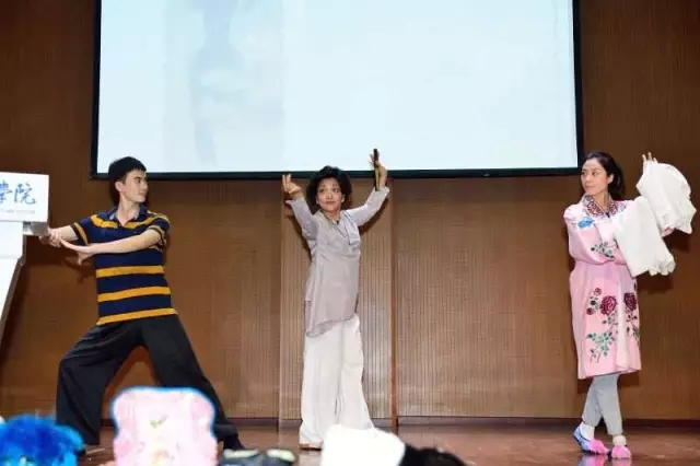 川剧皇后铁梅重邮移通学院讲授川剧艺术