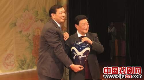 宋长荣喜收新徒施贤良