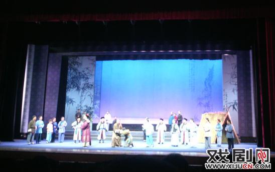 河南省滑县法院组织中层正副职干警观看大型历史豫剧《清吏郑板桥》