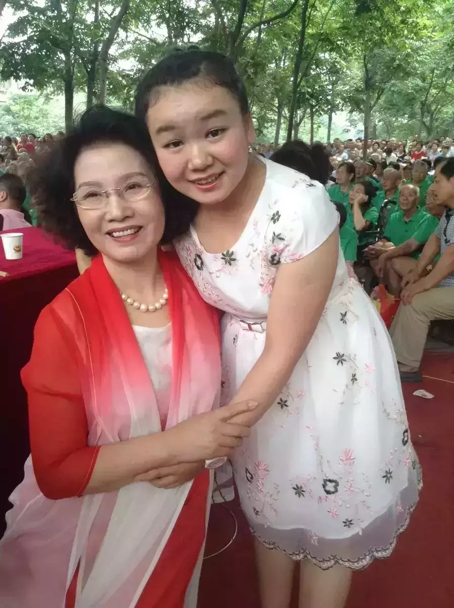 迎迎和恩师虎美玲亲密合影