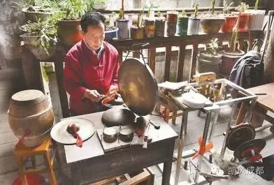 一个人的川剧舞台：八旬戏迷自编川剧