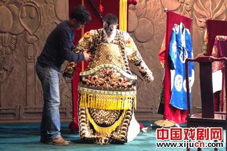 观众穿上沉重的戏服，体验京剧演员的舞台感受 千龙网记者 王立立摄